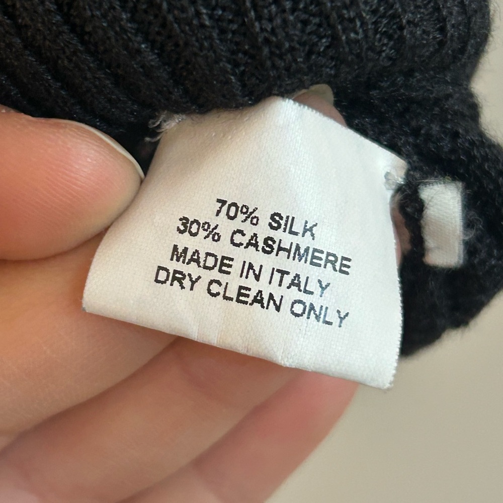 Carolina Herrera New York Cashmere & Silk Black Knit Short Sleeve Top, Italy - Picture 3 of 10